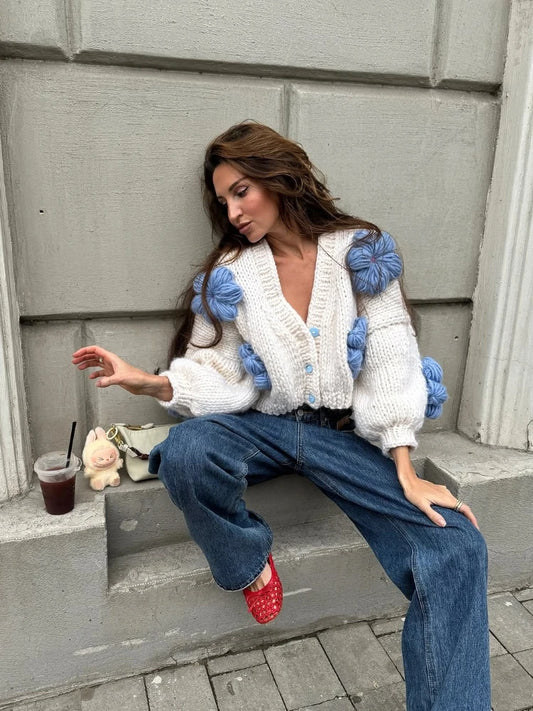 Cardigan Morbido con Pom-Pom fiore di Lana