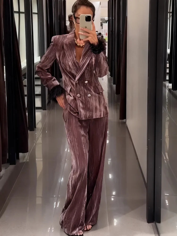 Blazer Velluto Pieghe "Aura Prugna" con Dettagli Piume e Pantaloni Velluto Pieghe "Aura Prugna" Wide Leg