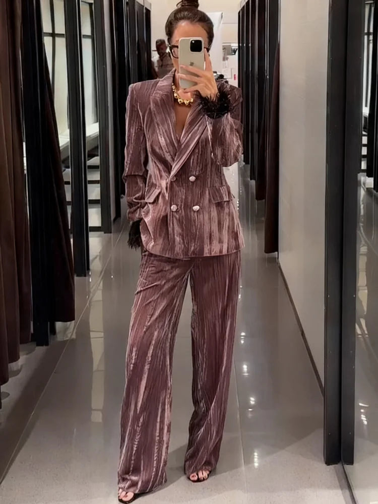 Blazer Velluto Pieghe "Aura Prugna" con Dettagli Piume e Pantaloni Velluto Pieghe "Aura Prugna" Wide Leg