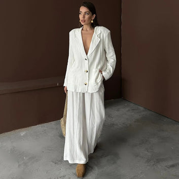 Completo Santorini elegante in cotone bianco con camicia a colletto a punta e pantaloni alta vita