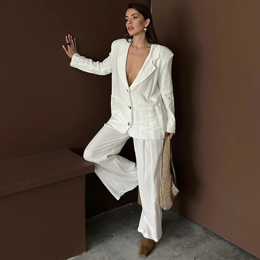 Completo Santorini elegante in cotone bianco con camicia a colletto a punta e pantaloni alta vita