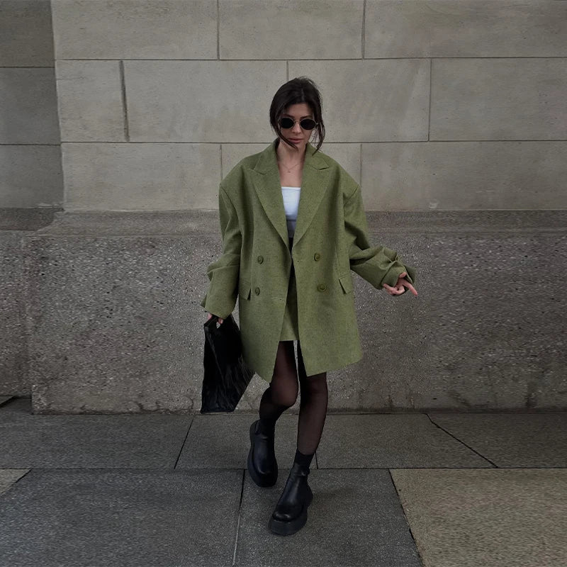 Elegante blazer verde da donna, con risvolto, maniche lunghe, bottoni, minigonna a vita alta,