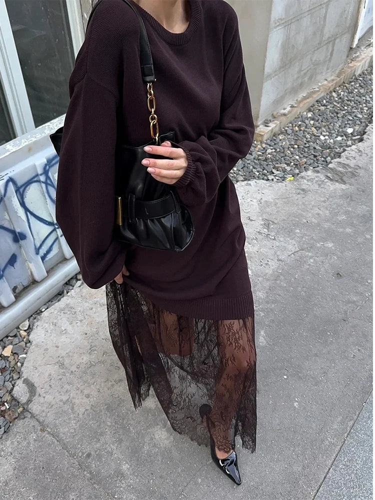 L'Eleganza del Layering: Maglione Oversize e Pizzo Notturno