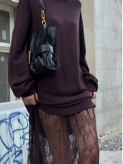 L'Eleganza del Layering: Maglione Oversize e Pizzo Notturno