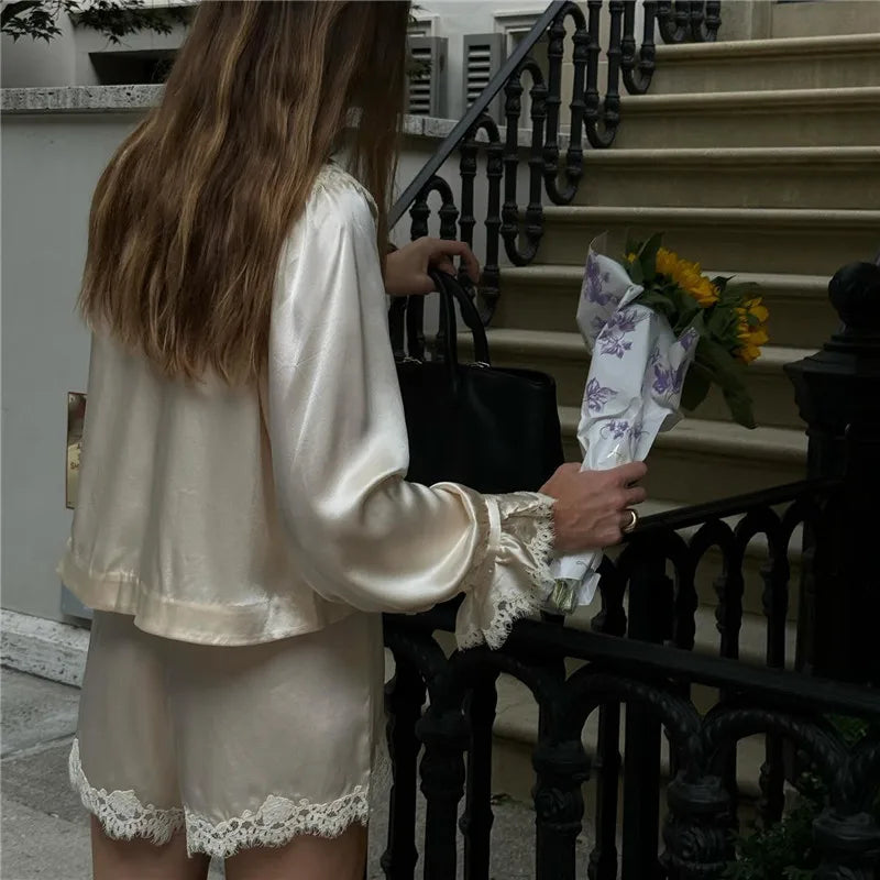 Set Lounge in Raso Y2K - Blusa e Shorts con Pizzo